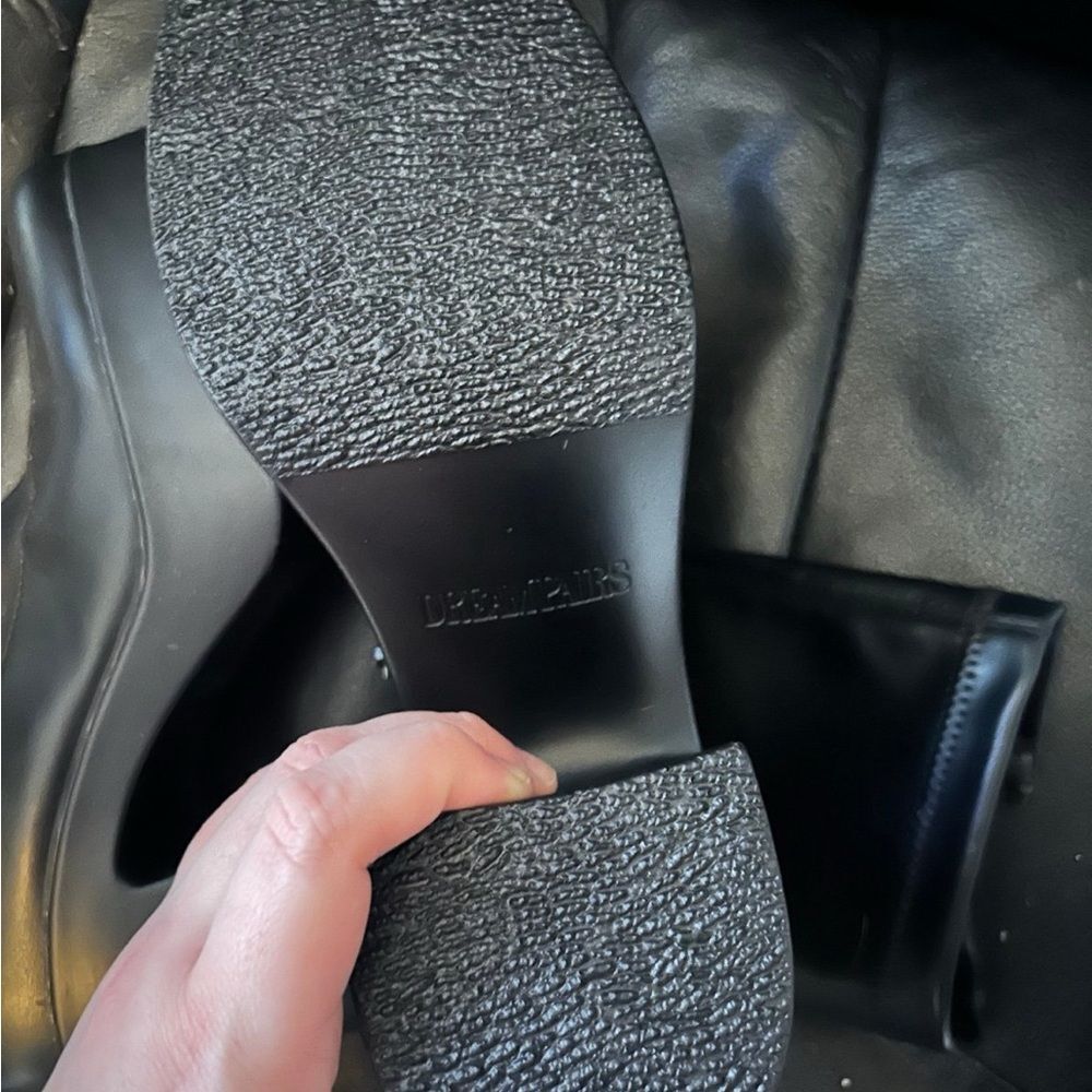 LIKE NEW Women’s 9.5 Dream Pairs Platform Boots - Picture 4 of 4